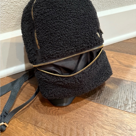 Lululemon Black Fleece Backpack - Picture 4 of 5